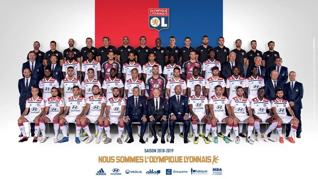 慎入，尼日利亚超比赛中一球员被对方球迷冲进场内割喉（慎入：尼日利亚联赛惊魂，对方球迷闯入赛场割喉球员）