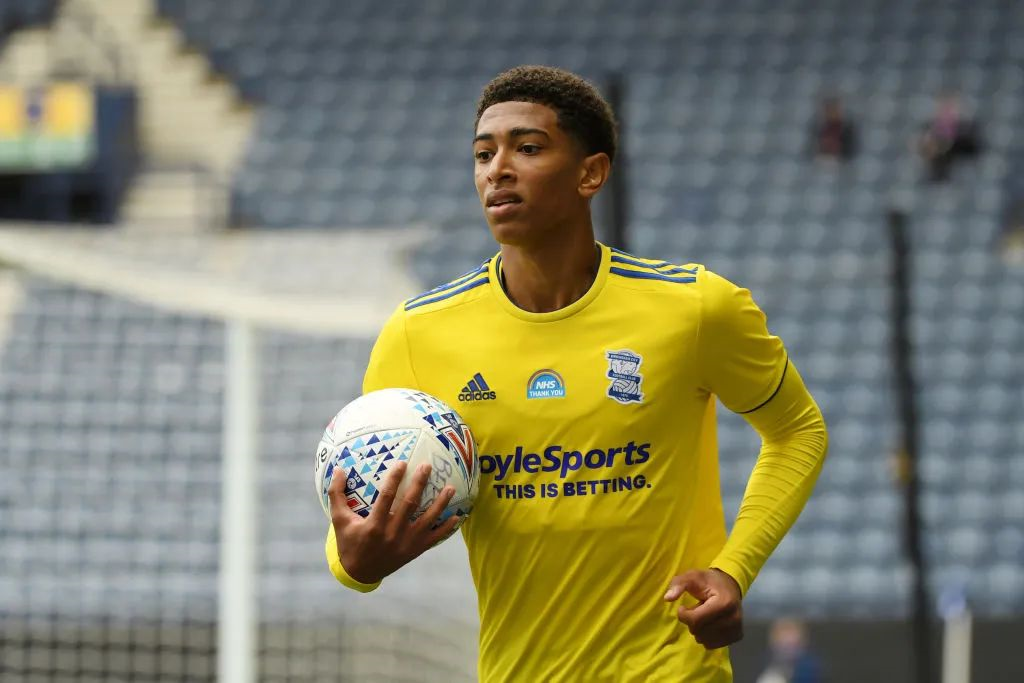 卡马文加宣布在安哥拉开办足球学院：回馈祖国对我的培养（卡马文加在安哥拉设立足球学院，以行动回报祖国栽培）