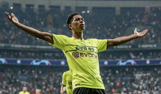 热爱皆平等，河南球迷赛前在球场外声援阿奇姆彭（热爱无界，河南球迷赛前场外力挺阿奇姆彭）