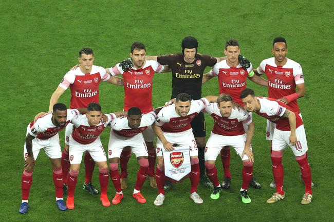 申京隔扣颜射亚当斯，后者按头锁喉遭申京“挑衅”：就扣你这混球（申京隔扣颜射亚当斯引爆冲突：被按头锁喉后回击挑衅“就扣你这混球”）