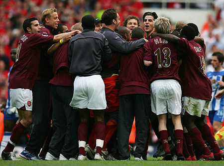 杜兰特关键补篮锁定胜局