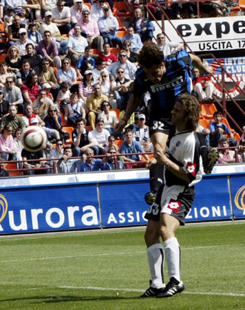 曼联英超赛场精彩抢断反击（曼联英超赛场断球后迅猛反击）