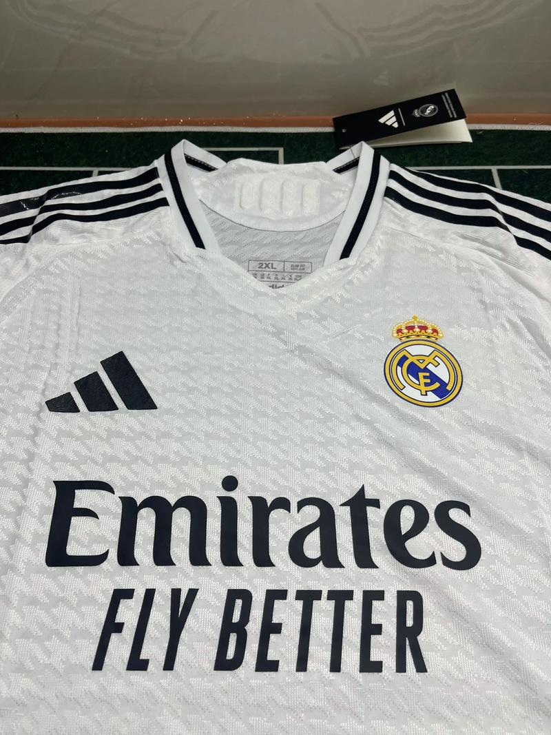 大罗与阿尔卡拉斯切磋网球，还赠送其签名巴西球衣（大罗与阿尔卡拉斯网球过招，并赠签名巴西球衣）