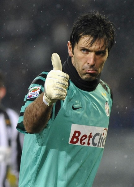 阿坎吉：我认为那根本不是点球，但我们不能给裁判判点的机会（阿坎吉：那球绝非点球，不过我们必须避免给裁判判点的机会）